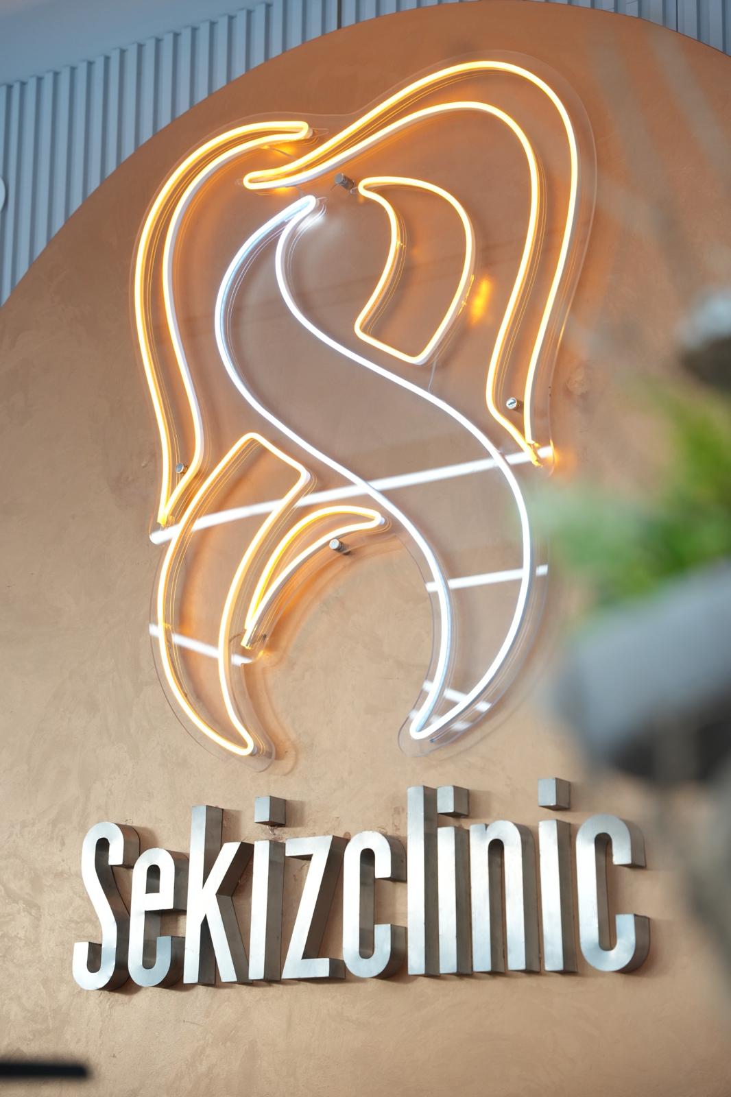 Sekiz Clinic ışıklı logosu